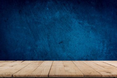 Tahta masa ve güneş ışığı duvarı, ürün modelleme arka plan şablonu