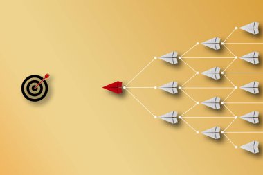 Liderlik kavramı. Kırmızı kağıttan uçak origamisi mavi arka plandaki küçük sarı uçaklar arasında öncülük ediyor. Liderlik becerileri organizasyonda üst düzey yönetime ihtiyaç duyar. Yönetici, yönetici, CEO gibi şirketler.