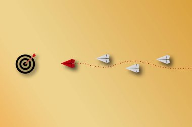 Liderlik kavramı. Kırmızı kağıttan uçak origamisi mavi arka plandaki küçük sarı uçaklar arasında öncülük ediyor. Liderlik becerileri organizasyonda üst düzey yönetime ihtiyaç duyar. Yönetici, yönetici, CEO gibi şirketler.