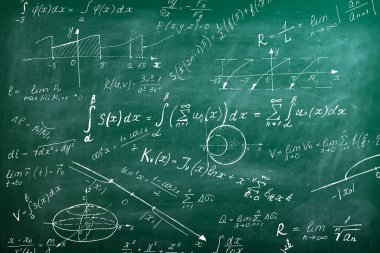 Matematik tahtasına tebeşir karalaması. Tahta, formüller, şekiller, geometri. Eğitim kavramı. İllüstrasyonlar okul, cebir ve doğa bilimleri konusuna geri dönmek için kullanılabilir.