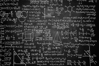 Fizik, matematik ve elektrik devrelerinde bilimsel formüller ve hesaplamalarla dolu geniş bir karatahta. Bilim ve eğitim geçmişi.