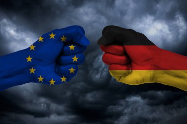 İki Almanya bayrağı ile yumruk ve AB birbirlerine karşı karşıya mücadele için hazır