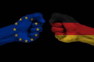 İki Almanya bayrağı ile yumruk ve AB birbirlerine karşı karşıya mücadele için hazır