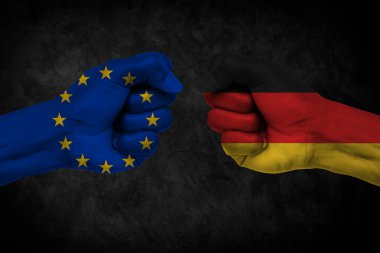 İki Almanya bayrağı ile yumruk ve AB birbirlerine karşı karşıya mücadele için hazır