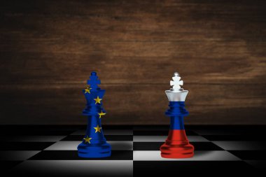 Satranç tahtasındaki krallar Avrupa Birliği 'nin bayrakları ve arka planda Rus bayrakları. Siyasi kan davası