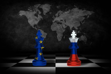 Satranç tahtasındaki krallar Avrupa Birliği 'nin bayrakları ve arka planda Rus bayrakları. Siyasi kan davası