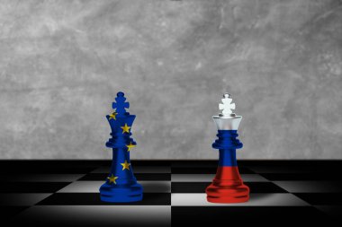 Satranç tahtasındaki krallar Avrupa Birliği 'nin bayrakları ve arka planda Rus bayrakları. Siyasi kan davası