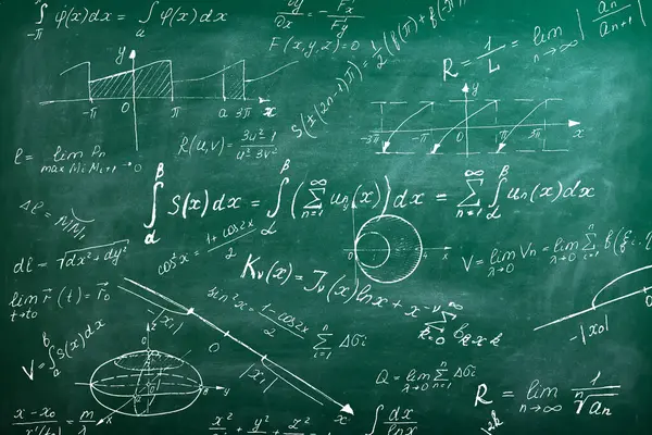 Matematik tahtasına tebeşir karalaması. Tahta, formüller, şekiller, geometri. Eğitim kavramı. İllüstrasyonlar okul, cebir ve doğa bilimleri konusuna geri dönmek için kullanılabilir.