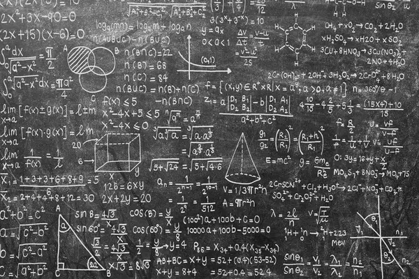 Fizik, matematik ve elektrik devrelerinde bilimsel formüller ve hesaplamalarla dolu geniş bir karatahta. Bilim ve eğitim geçmişi.