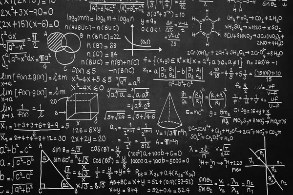Fizik, matematik ve elektrik devrelerinde bilimsel formüller ve hesaplamalarla dolu geniş bir karatahta. Bilim ve eğitim geçmişi.