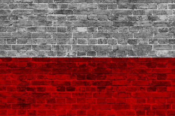 Şehir merkezindeki tuğla bir duvarda Polonya bayrağının resmi. Bağımsızlık Günü Polonya 11 Kasım.