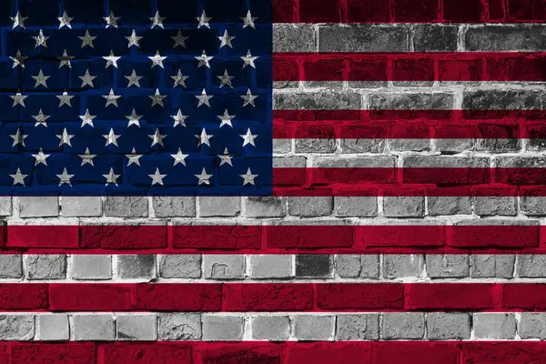 Amerikan bayrağı tuğlalı bir arka planda. Amerika Birleşik Devletleri 4 Temmuz Bağımsızlık Günü.