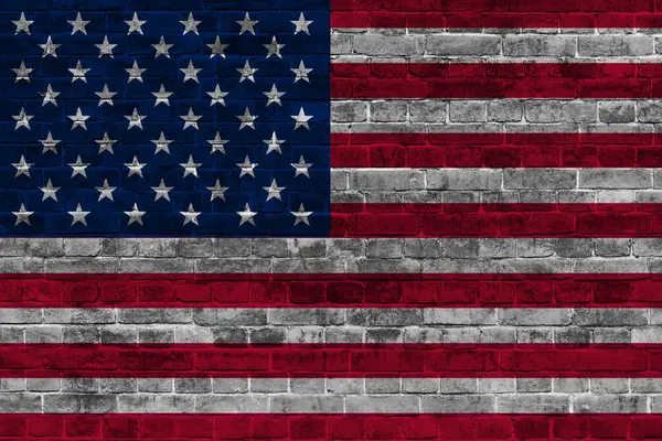 Amerikan bayrağı tuğlalı bir arka planda. Amerika Birleşik Devletleri 4 Temmuz Bağımsızlık Günü.