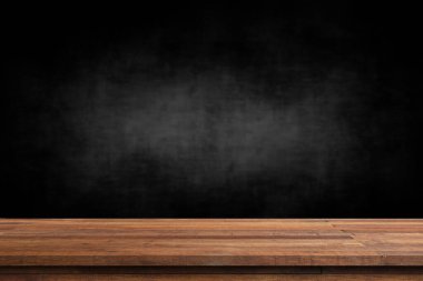 Arka planda duman olan eski ahşap masa.. 