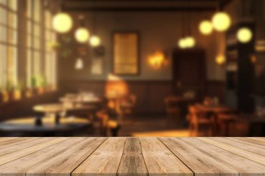 Kafenin soyut bulanık arka planının önündeki boş ahşap masa. Ürünlerinizi görüntülemek veya montajlamak için kullanılabilir. Ürünün görüntülenmesi için modelleyin
