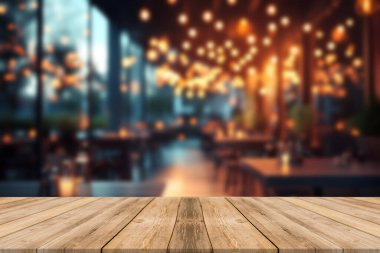 Kafenin soyut bulanık arka planının önündeki boş ahşap masa. Ürünlerinizi görüntülemek veya montajlamak için kullanılabilir. Ürünün görüntülenmesi için modelleyin
