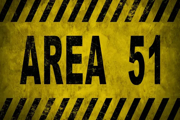 51. Bölge civarındaki bir güvenlik zincirinde ışık altında asma kilit var. Çok Gizli Konsept.