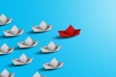 Paper Boats Liderlik Konsepti. Mavi arka planda renkli origami gemileri. İş müsabakası, liderlik kavramı, beyazlar arasında öncülük eden sarı kağıt gemi..