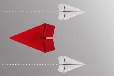 Kağıt uçak liderlik konsepti - kırmızı kağıt uçak diğer yöne gidiyor..
