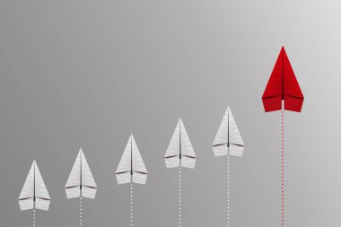 Kağıt uçak liderlik konsepti - kırmızı kağıt uçak diğer yöne gidiyor..