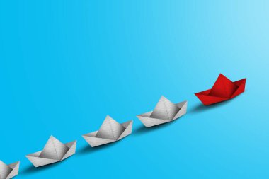 Paper Boats Liderlik Konsepti. Mavi arka planda renkli origami gemileri. İş müsabakası, liderlik kavramı, beyazlar arasında öncülük eden sarı kağıt gemi..