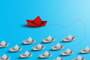 Paper Boats Liderlik Konsepti. Mavi arka planda renkli origami gemileri. İş müsabakası, liderlik kavramı, beyazlar arasında öncülük eden sarı kağıt gemi..