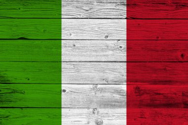 Doğal ahşap döşeme dokusu arka planda İtalya bayrağının renkleriyle birlikte. İtalya Ulusal Günü 2 Haziran.