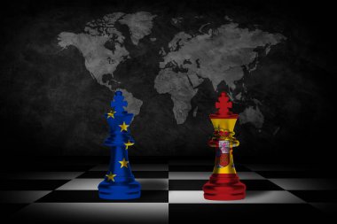 Satranç tahtasının arkasında Avrupa Birliği ve İspanya bayrakları. İlk piyon oyunun başında hareket eder. Siyasi rekabet kavramsal 3d render