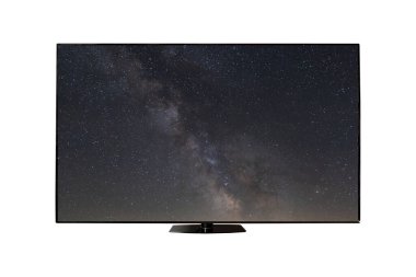 Büyük ekran TV görüntüsü. Gece gökyüzü yıldızlar ve Samanyolu dağ sırtı üzerinde, küçük bir dağ köyü.