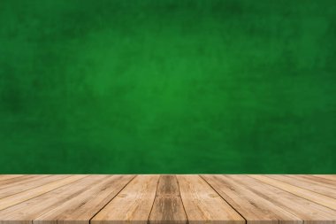 Koyu yeşil desenli duvar zemininde boş bir masa. Duvarda soyut ya da pencere gölgesi olan kompozisyon ve ışık yansımaları. Sunum, markalaşma ürünleri, kozmetik ürünleri veya mücevherler için modelleyin.