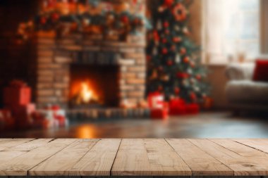 Noel ağacının önündeki boş masa dekorasyon arka planında. Ürün görüntüleme kurgusu için