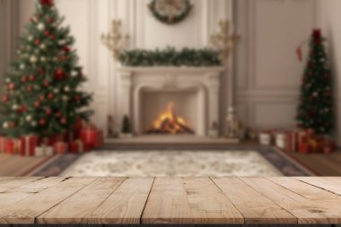 Noel ağacının önündeki boş masa dekorasyon arka planında. Ürün görüntüleme kurgusu için