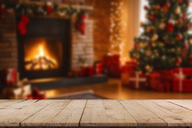 Noel ağacının önündeki boş masa dekorasyon arka planında. Ürün görüntüleme kurgusu için