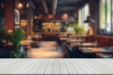 Bulanık kafenin veya restoranın önündeki boş ahşap masa. Soyut ışıklar bokeh arkaplan, ön görünüm, ürün için boş alan.