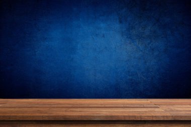 Tahta masa ve güneş ışığı duvarı, ürün modelleme arka plan şablonu