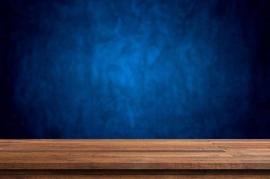 Tahta masa ve güneş ışığı duvarı, ürün modelleme arka plan şablonu