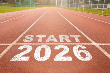 Yeni yıl 2026 'da atletizm pistinin ortasında yazılmış. Planlama kavramı