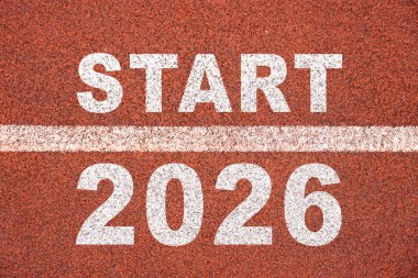 Yeni yıl 2026 'da atletizm pistinin ortasında yazılmış. Planlama kavramı