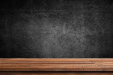 Siyah arka planda, dumanlı boş bir ahşap masa yüzer. Ürünlerinizi sergilemek için boş bir alan, karanlık bir arka planda dumanla yüzüyor. Ürünlerinizi göstermek için kullanılabilir alan.