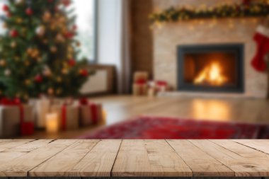 Boş ahşap yüzey ve Noel için dekore edilmiş odanın bulanık görüntüsü