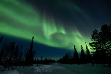 Kuzey Işıkları. Gece gökyüzünde yıldızlı Aurora Borealis. Oyun RPG soyut arkaplan ve dokusu, desen.