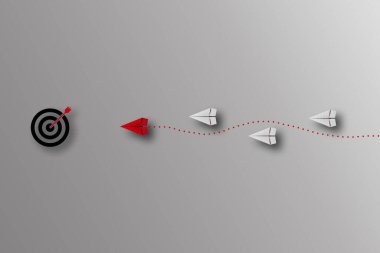 Mavi kağıt uçakla hedef kavramı. Yırtık kenarlı sarı kağıttaki delik ve hedef simgesi