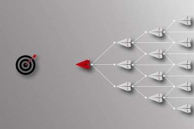 Mavi kağıt uçakla hedef kavramı. Yırtık kenarlı sarı kağıttaki delik ve hedef simgesi