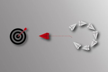 Mavi kağıt uçakla hedef kavramı. Yırtık kenarlı sarı kağıttaki delik ve hedef simgesi