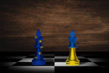 Satranç Ukrayna ve Avrupa Birliği bayraklarından yapıldı. Savaş konsepti.