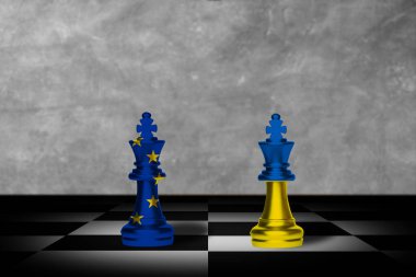 Satranç Ukrayna ve Avrupa Birliği bayraklarından yapıldı. Savaş konsepti.