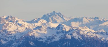 Kışın 3 dağ zirvesi Alp manzarası