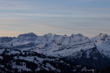 Kışın 3 dağ zirvesi Alp manzarası