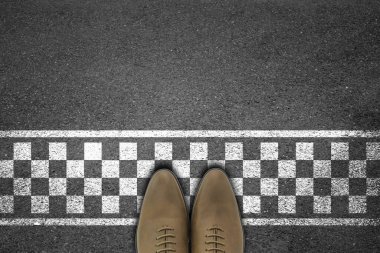 İş adamı bitiş çizgisiyle asfalt beton zeminde duruyor. Başarılı bir kavram..