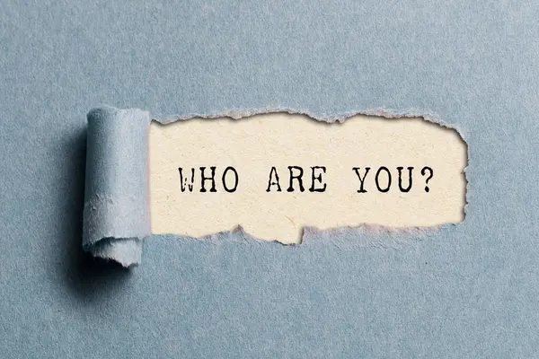 Kimsiniz siz? Yırtık kağıt altında yazılmış soru.